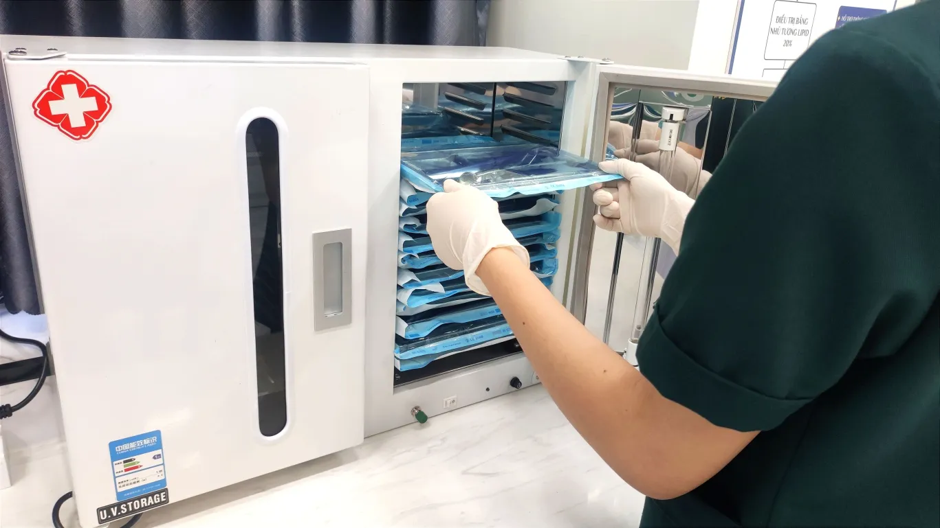 dụng cụ vô khuẩn được lưu trữ trong tủ cực tím