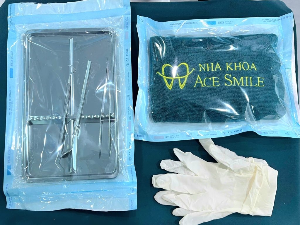 Mỗi khách hàng TẠI NHA KHOA UY ÍN HÀ ĐÔNG NHA KHOA CE SMILE CÓ một bộ dụng cụ riêng biệt. Toàn bộ quy trình từ khâu làm sạch, khử khuẩn, đóng gói và lưu trữ đều tuân thủ nghiêm ngặt tiêu chuẩn của Bộ Y tế