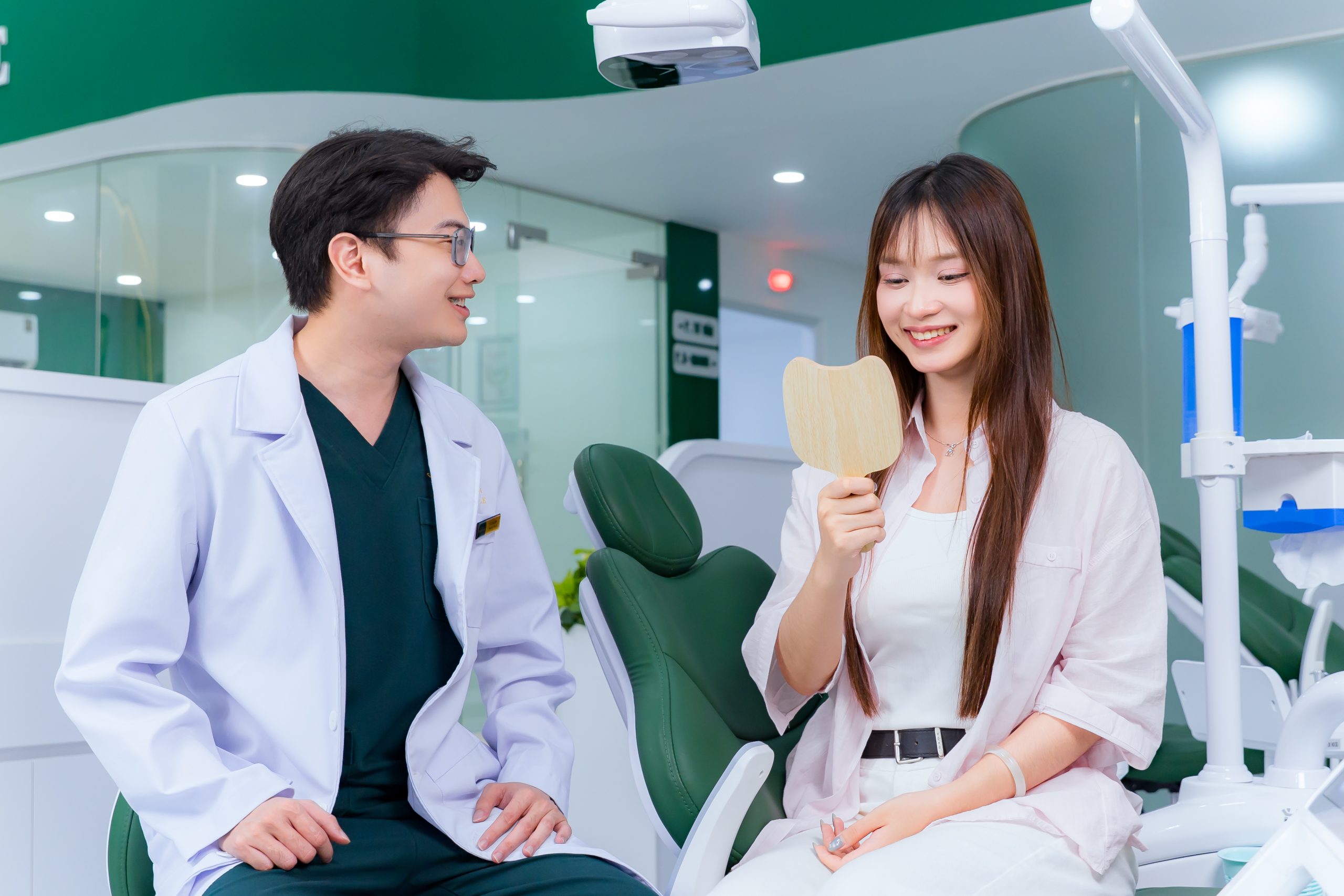 khách hàng sau tháo mắc cài niềng răng tại nha khoa ace smile, nha khoa uy tín tại hà đông