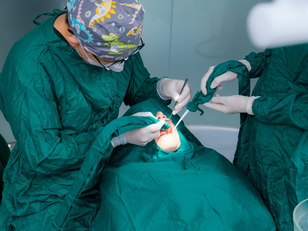 thạc sĩ bác sĩ lầu a minh cấy ghép implant