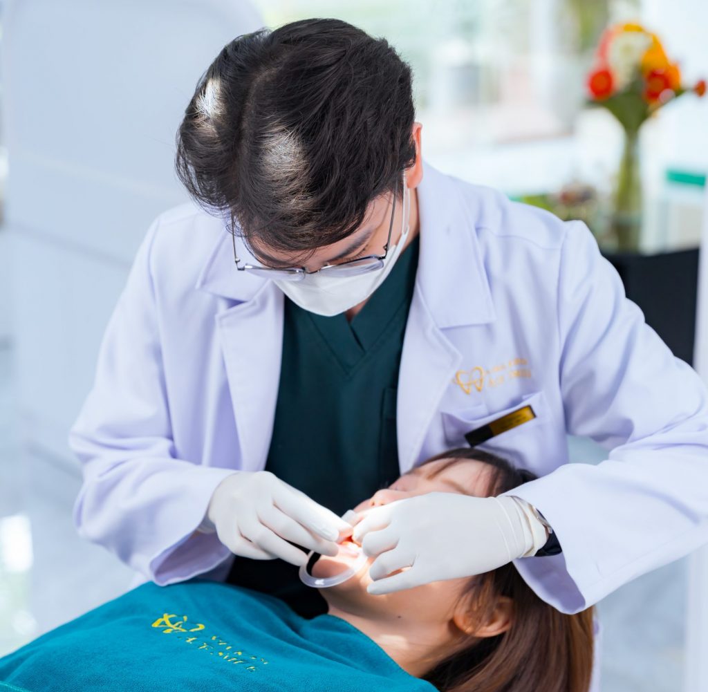 thạc sĩ bác sĩ vũ hoàng thăm khám chỉnh nha niềng răng cho khách hàng